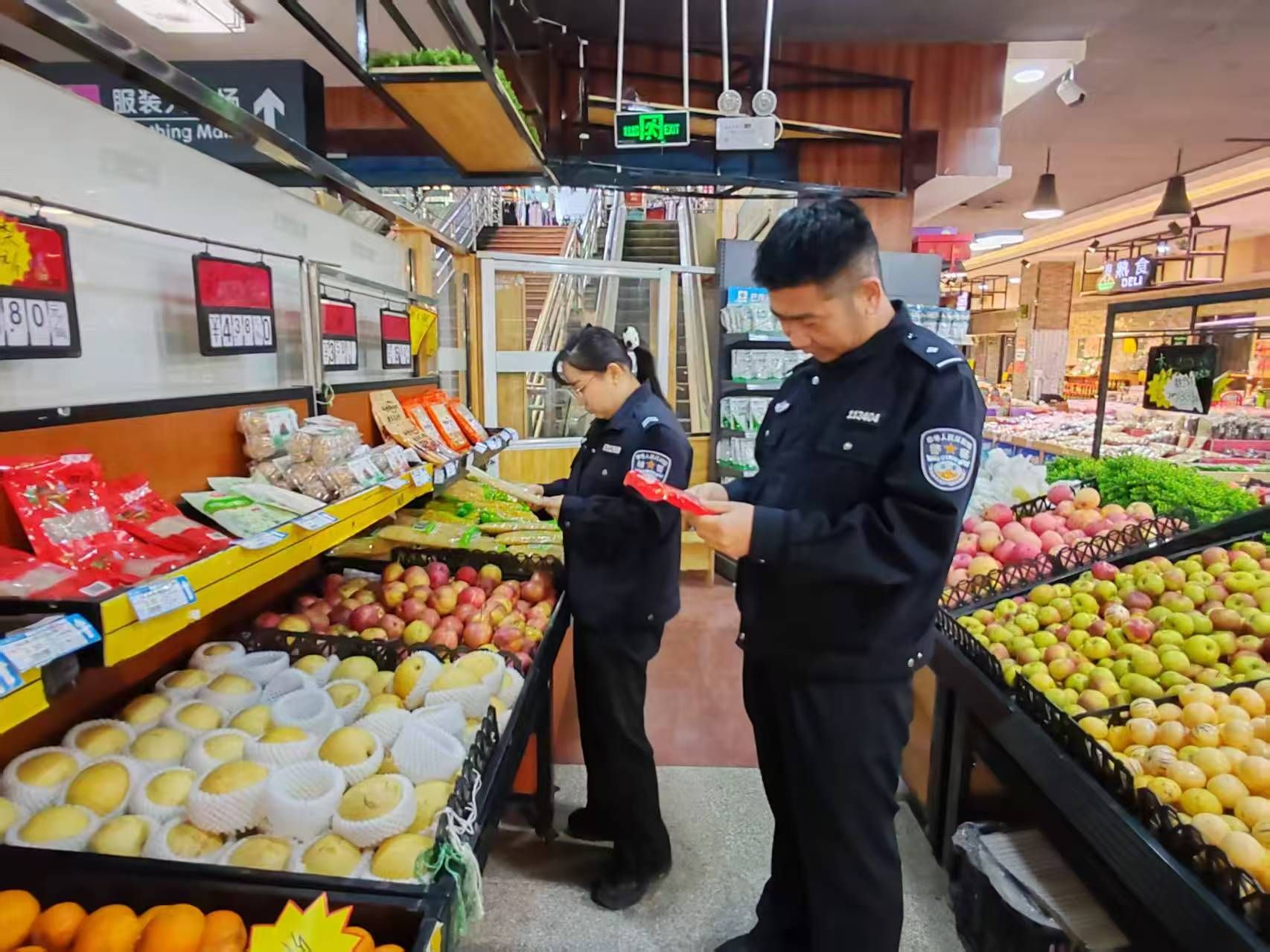 磴口縣公安局環食藥偵大隊聯合市場監管部門開展節前食品安全專項檢查，守護群眾“舌尖上的安全”